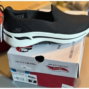 Skechers Black Arch Fit Slip-On Sneakers 7